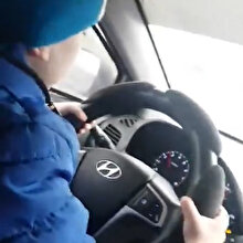 130 km hız yaptığı esnada çocuğunu direksiyon başına geçiren anne