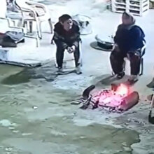 Ateşe atılan konserve bomba gibi patladı
