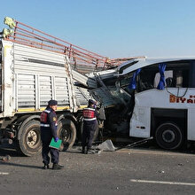 Afyonkarahisar'da yolcu otobüsü ile tır çarpıştı: : 2 ölü 21 yaralı