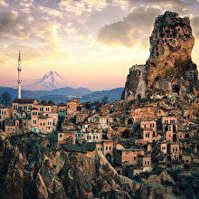 Dünyanın tek doğal gökdeleni turistlerin akınına uğruyor