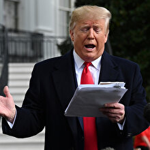 ABD Başkanı Trump, keçeli kalemle aldığı notlarla basının karşısında