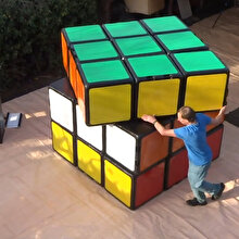 2 metrelik 'Rubik Küpü' ile dünya rekoru kırmaya çalışan adam