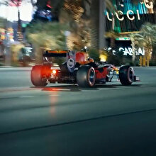 Formula 1 aracıyla Vegas'ta trafikte dolaşmak