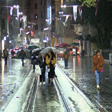 Taksim'de yağış ve fırtına vatandaşlara zor anlar yaşattı