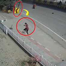 Üst geçitte korkunç kaza: Havaya fırlayan trafik levhasından saniyelerle kurtuldu