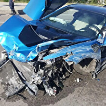 Bariyerlere çarpan lüks otomobil hurdaya döndü