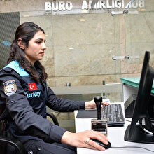 Pasaport kontrolü yapan polislerin kıyafetleri değişti: Yolcu memnuniyeti ön planda