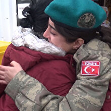 Depremzede kadın yardım dağıtan Türk subayına sarılıp ağladı
