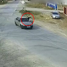 Aracın kapısında asılı kalan polisi metrelerce böyle sürükledi
