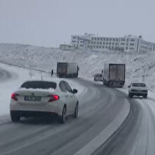Erzurum'da ulaşıma kar ve buz engeli