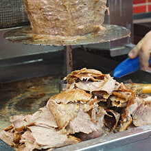 Ucuz döner yerken bir daha düşünün: Çöpe atılan yağları koyuyorlar