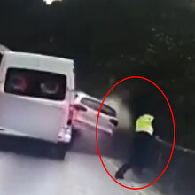 Polis memurunun inanılmaz refleksi: Üzerine gelen araçtan böyle kurtuldu