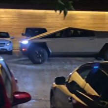 Elon Musk yeni oyuncağı Cybertruck ile davete katıldı