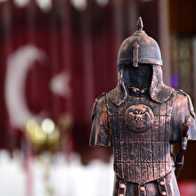 Sultan Alparslan'ı tanıtmak için mini heykeller yapıyorlar