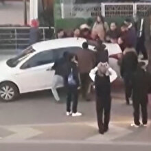 Hatalı park edilen otomobili vatandaşlar yerinden kaldırarak yoldan çekti