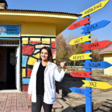 Öğrencilerine okulu sevdirmek için rengarenk boyadı