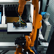 Tişötrleri tıpkı insanlar gibi paketleyebilen robotlar