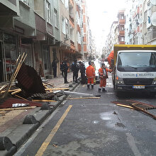 İstanbul'da fırtına etkisini gösterdi: İlkokulun çatısı uçtu, ağaçlar devrildi