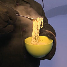 Rusya'da -50 derece sıcaklıkta 'noodle' yeme girişimi