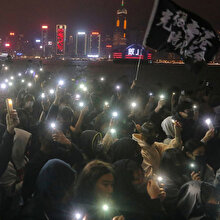 Hong Konglu protestocular yolları kapattı, Yılbaşı gecesi polisle çatıştı