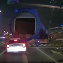 TIR üzerinde taşınan dev boru otomobili metrelerce sürükledi