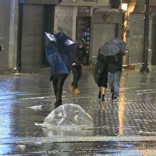 💨🌪️🌧️☔ İstanbul'da sağanak yağış ve fırtına trafiği felç etti