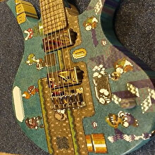 10 bin dondurma çubuğuyla 'Super Mario' tasarımlı elektro gitar
