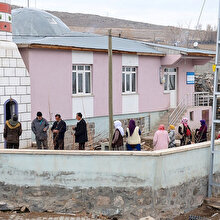 Telefonla konuşabilmek için cami minaresi önünde sıraya giriyorlar