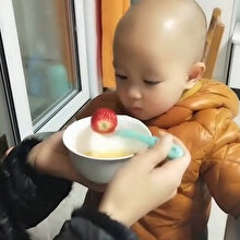İlaç içmek istemeyen çocuğunu en zayıf noktasından vuran anne