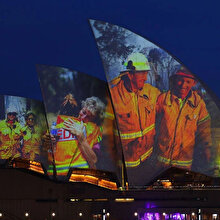Sydney Opera Binası bu sefer itfaiyeciler için ışıklandırıldı