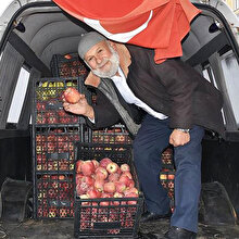 Yetiştirdiği elmaları Mehmetçiğe götürdü