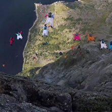 26 adrenalin tutkununun aynı anda gerçekleştirdiği nefes kesen atlayış