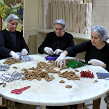 Manisalı kadınlar saçılacak 7 ton şifalı macunu yapmaya başladı