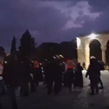 İsrail polisi Mescid-i Aksa'da cemaate saldırdı