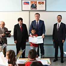 Bakan Selçuk karne dağıtım törenine katıldı