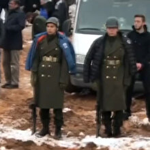 Şehit cenazesinde bir grup genç, üşümesinler diye montlarını askerlere giydirdi