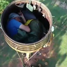 Rekorlar kitabına girmek için 25 metre yükseklikte fıçıda yaşıyor