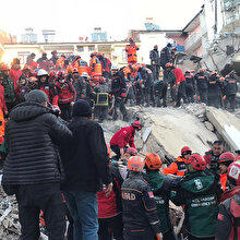Depremi yaşayanlar anlattı: "Bizi iğne deliğinden çıkardılar"