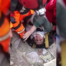 Enkazdan çıkarılan annenin feryadı: Çocuklarımı kurtarın
