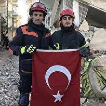 İtfaiye erleri Türk bayrağını enkaz altında bırakmadılar