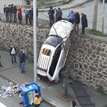 Trabzon'da ilginç kaza: Geri gitmeye çalışan sürücü, ters düştü