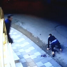 Depremde 11 kişinin hayatını kaybettiği 2 binanın yıkılma anı kamerada