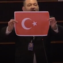 Irkçı Yunan vekil Türk Bayrağını yırttı