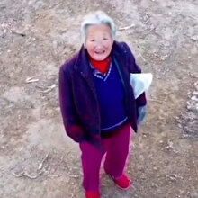 Çinli yaşlı kadın maske takması için drone ile uyarılıyor