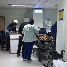 Acil serviste bile simit tezgahını elinden bırakmadı