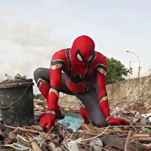 Spider-Man sokaklarda: 'Temizlik başladı!'