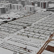 Elazığ'da kar altında konteyner kent kurulumu aralıksız devam ediyor