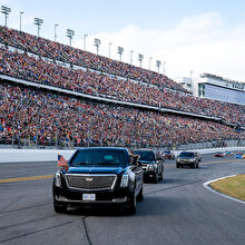 🚘 Trump'tan geleneksel araba yarışı Daytona 500'de gövde gösterisi