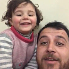 'Hayat Güzeldir' filmi İdlip'te gerçek oldu: Suriyeli baba, kızı korkmasın diye savaşı oyuna dönüştürdü