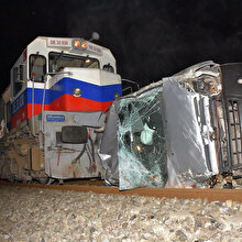 Takla atıp raylara düşen aracı tren çarptı